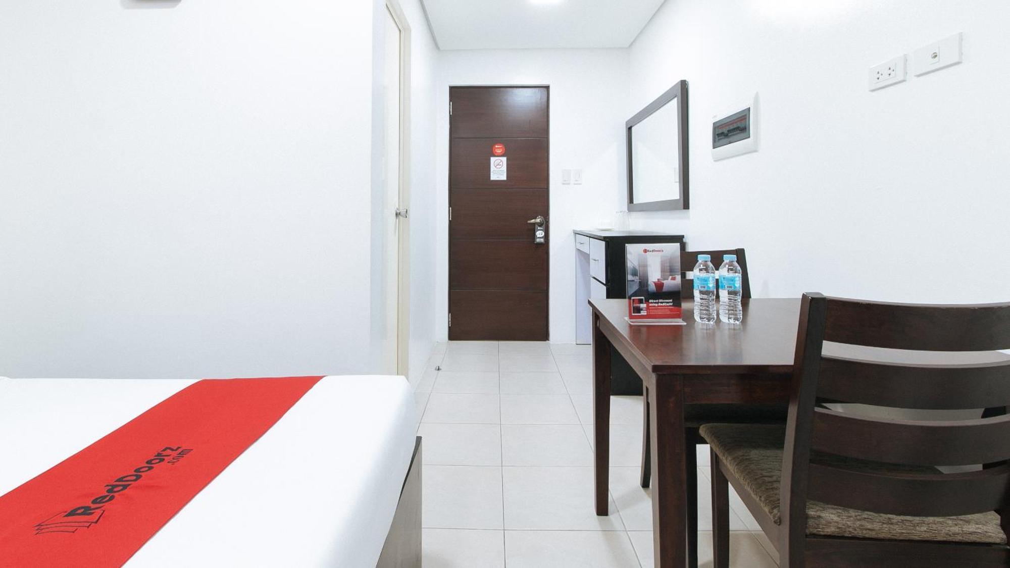 เรดดอร์ซ พลัส แอท อีแวนเจลิสตา สตรีท มากาตี Hotel Makati City ภายนอก รูปภาพ
