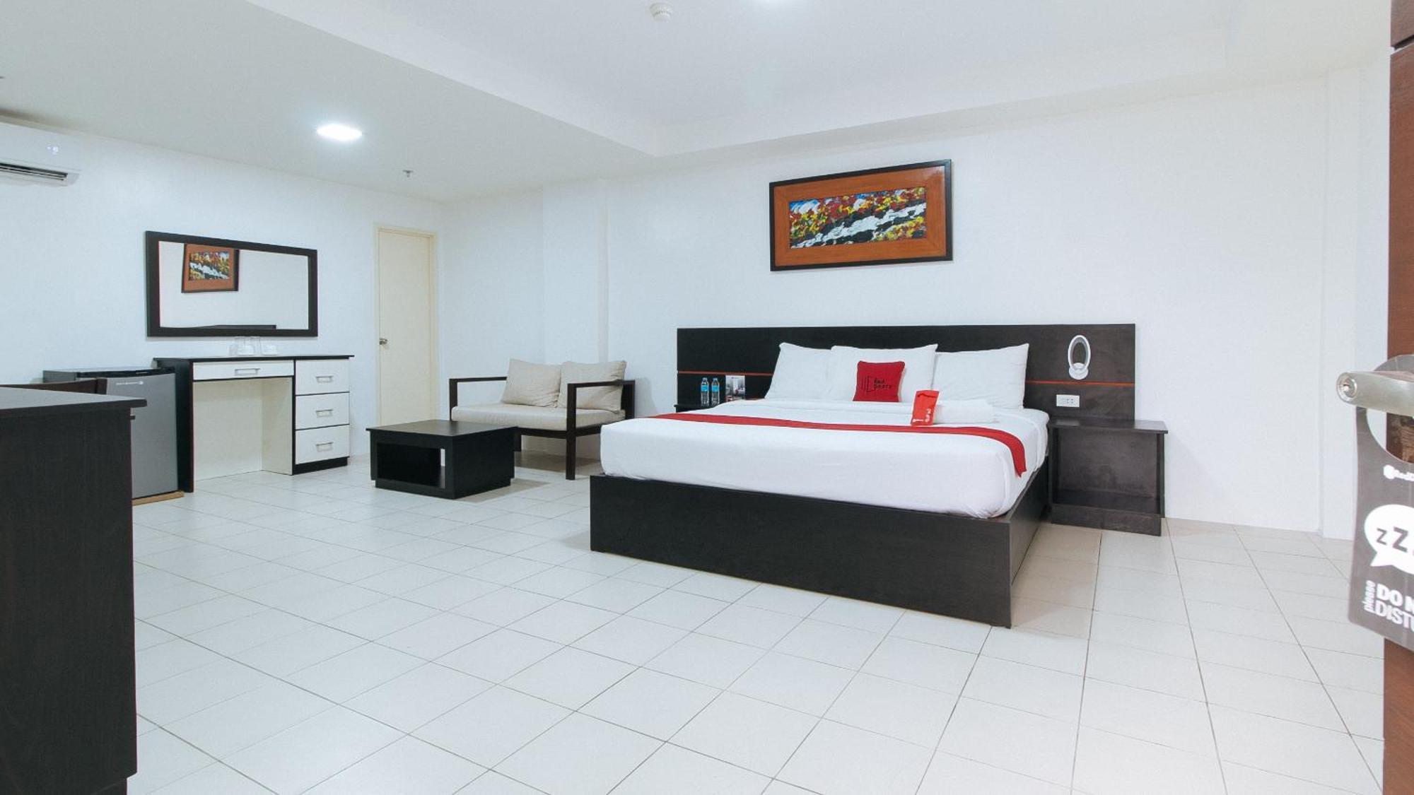 เรดดอร์ซ พลัส แอท อีแวนเจลิสตา สตรีท มากาตี Hotel Makati City ภายนอก รูปภาพ