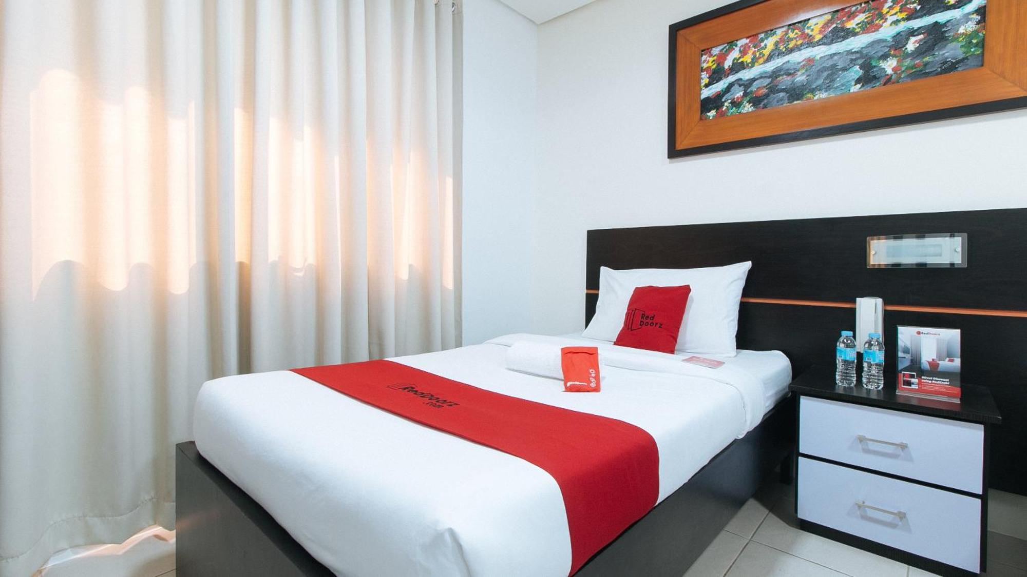 เรดดอร์ซ พลัส แอท อีแวนเจลิสตา สตรีท มากาตี Hotel Makati City ภายนอก รูปภาพ