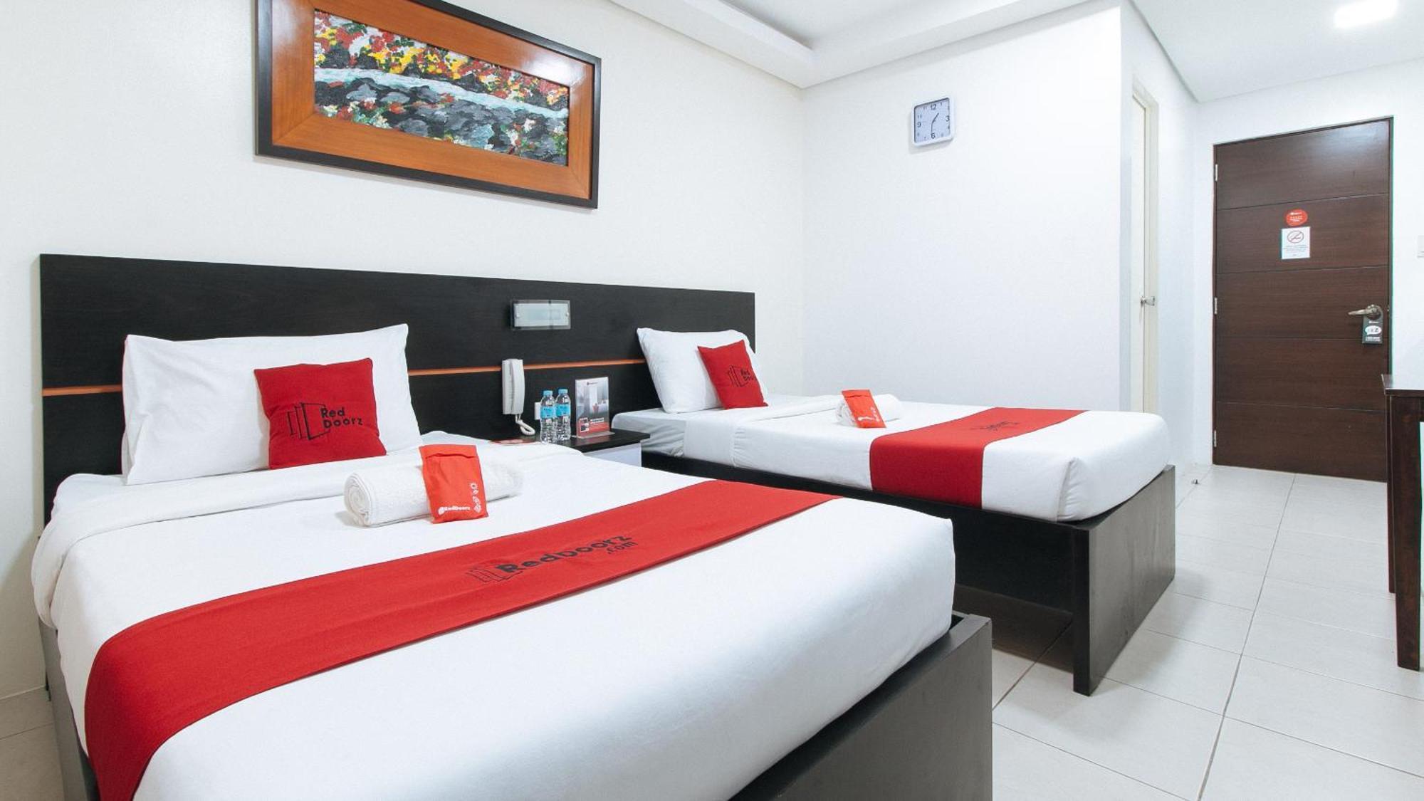 เรดดอร์ซ พลัส แอท อีแวนเจลิสตา สตรีท มากาตี Hotel Makati City ภายนอก รูปภาพ