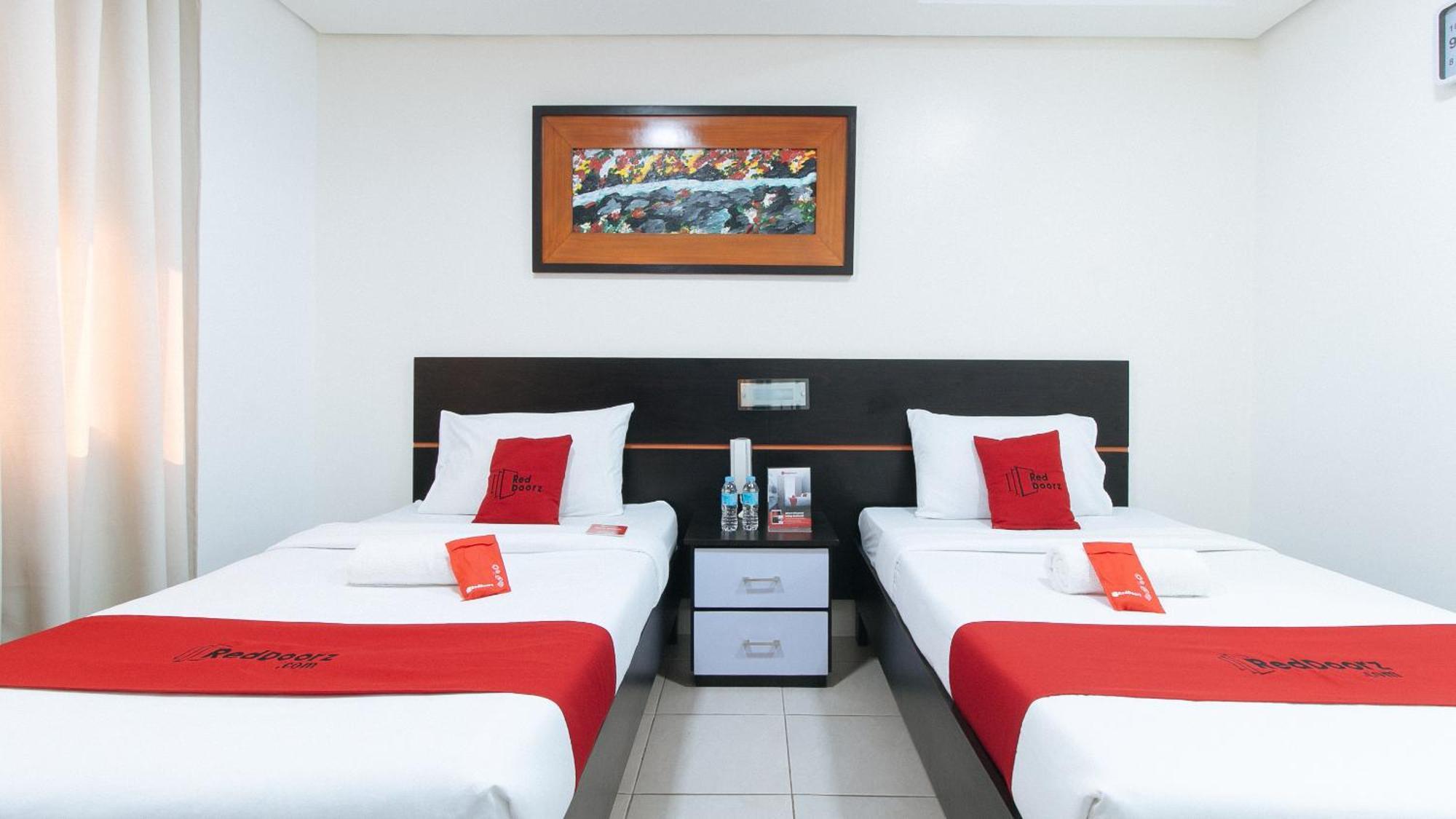 เรดดอร์ซ พลัส แอท อีแวนเจลิสตา สตรีท มากาตี Hotel Makati City ภายนอก รูปภาพ