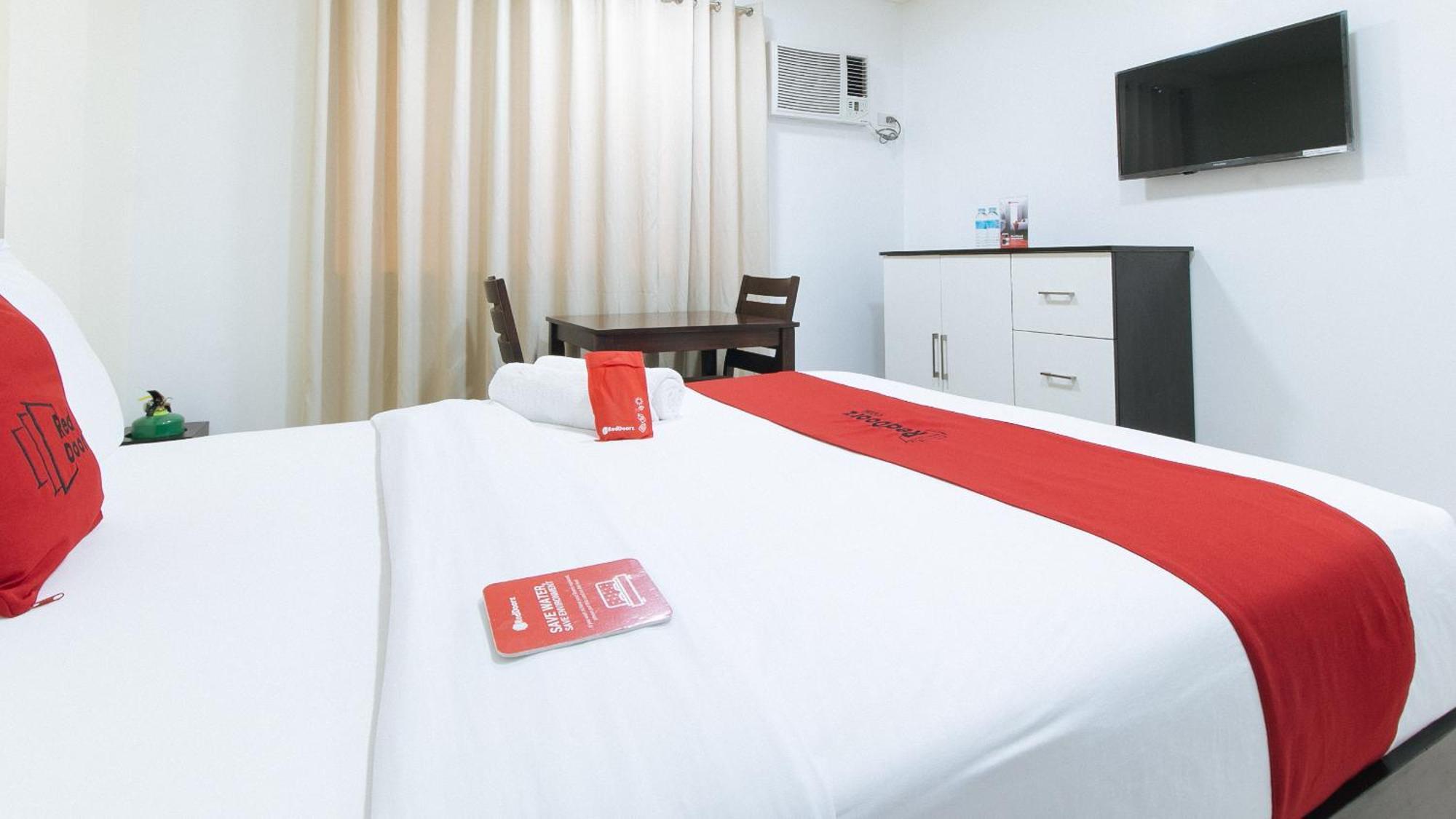 เรดดอร์ซ พลัส แอท อีแวนเจลิสตา สตรีท มากาตี Hotel Makati City ภายนอก รูปภาพ