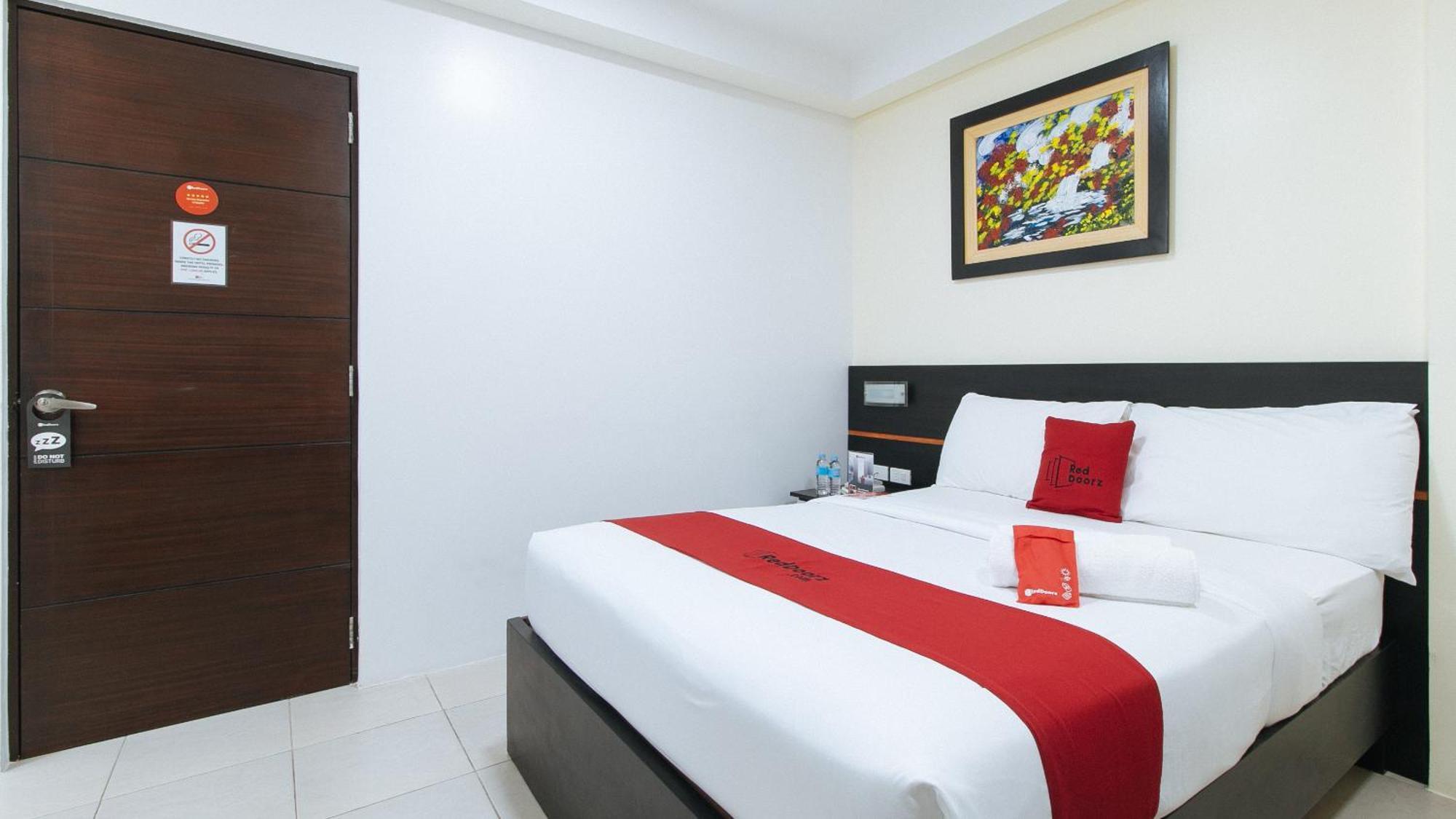เรดดอร์ซ พลัส แอท อีแวนเจลิสตา สตรีท มากาตี Hotel Makati City ภายนอก รูปภาพ
